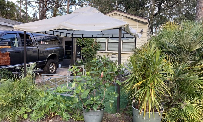Nokomis House | Lovely park model for rent in a beautiful RV resort in Nokomis FL.