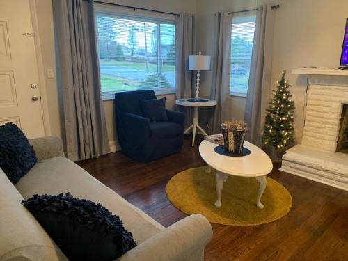 Otterbien Home House | Lovely Retreat Backyard With Deck and entertain room