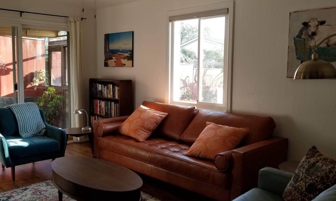 Richmond Annex Apartment | Lovely Secret Garden Full Apartment: 2 bedrooms and two bathroomsn