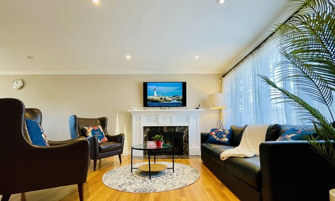 Halifax House | Lovely Step- Free Home with ample parking