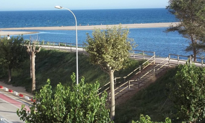 Empuriabrava Apartment | Lovely studio-cabin just a stone's throw from the sea