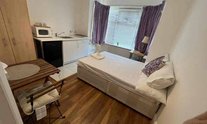Stonebridge Apartment | Lovely Studio Flat in London
