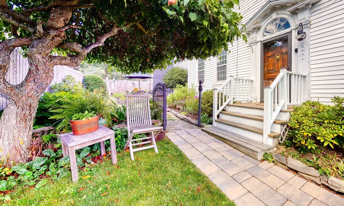 Wiscasset Apartment | Lovely studio w/full kitchen/free WiFi- next to river/antique shops/restaurants