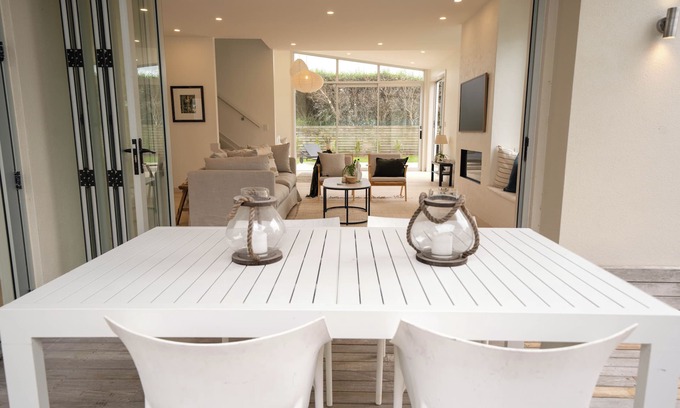Omaha House | Lovely sunny open plan beach house