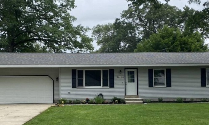 Muskegon House | Lovely three bedroom home in a quiet neighborhood