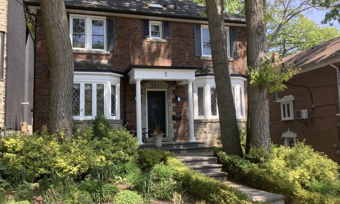 Birch Cliff House | Lovely Toronto Home in Trendy Beaches Area of Toronto