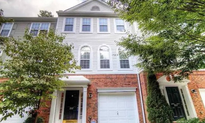 Milton House | Lovely Townhouse in Alpharetta