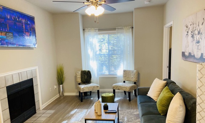 Milwood Condo | Lovely Two Bdrm Unit W/Fireplace Near Domain/Q2