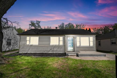 Royal Oak House | Lovely Updated 3 BR Home w Backyard Sleeps 6
