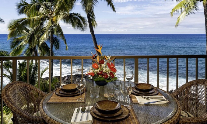 Kailua-Kona Condo | Lovely Updated Oceanfront Private Top Floor Condo Now with A/C!