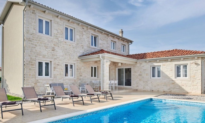 Fiorini Villa | Lovely Villa Leon with a swimming pool