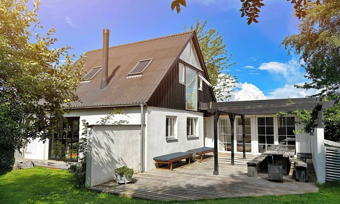 Follenslev House | Lovely year-round home with sea view
