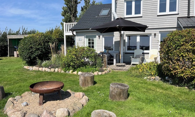 Fehmarn House | Lovingly furnished beach house, directly on the beach with fireplace and large garden