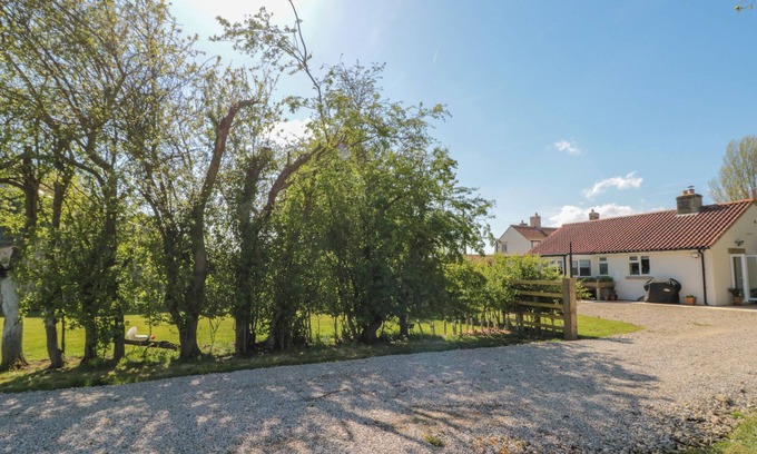 Scawton House | LOW GROUNDS COTTAGE, pet friendly, with open fire in Helmsley