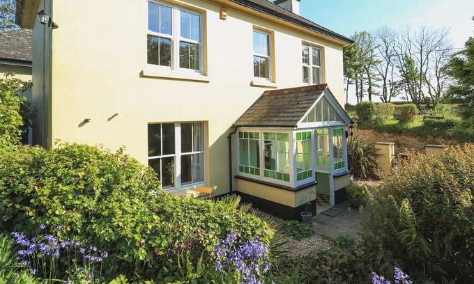 Burgh Island House | LOWER GREAT TORR, pet friendly, character holiday cottage in Kingston