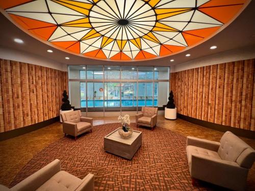 L'Amoreaux Apartment | Lower Penthouse Suite with Pools & Sunset Views