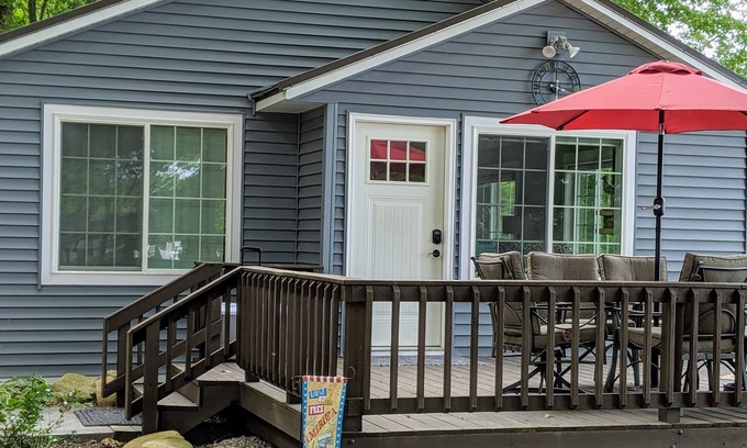 Pullman Cottage | Lower Scott Lake cottage with She-shed