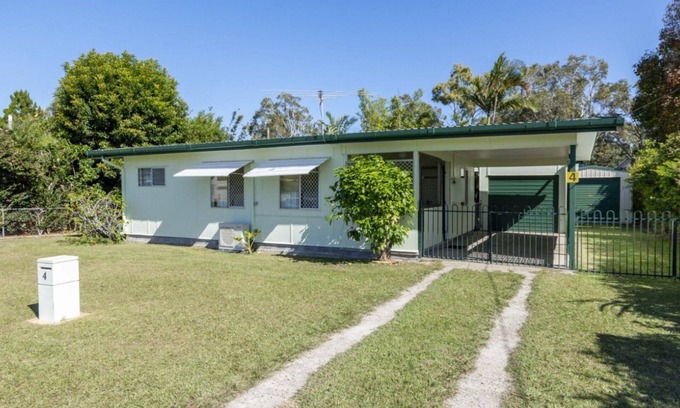 Bongaree House | Lowset, pet friendly cottage - Sunset Ave, Bongare