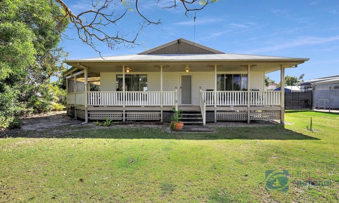 Woodgate House | Lowset Queenslander 1 Street from the Beach