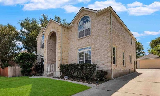West San Antonio House | Lrg home 5bed/3.5 bath near Sea World/BMT/Six Flags w/pool access for families
