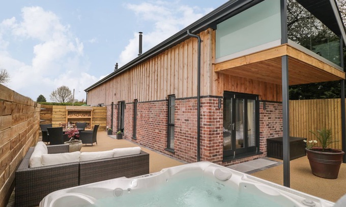 Hereford Cottage | LUGG VIEW, character holiday cottage, with hot tub in Hereford