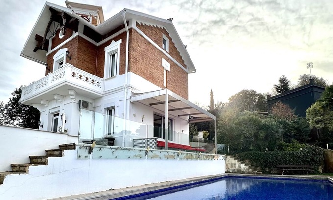 Sant Cugat del Valles Villa | Lujosa casa en Barcelona ¡con piscina!