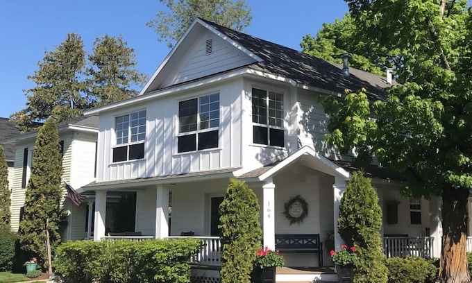Harbor Springs House | Lulu's Cottage Downtown Harbor Springs! Location! Location! Location!