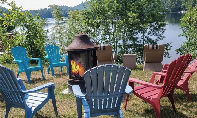 Val-des-Monts Cottage | Luminaire on Lac McGregor