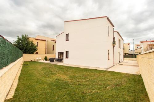 Tizneros House | Luminoso chalet cerca de Segovia by CABANA Rentals