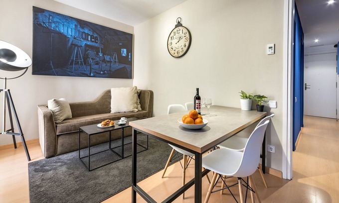 El Camp de l'Arpa del Clot Apartment | Luminous and modern Apartment in Example