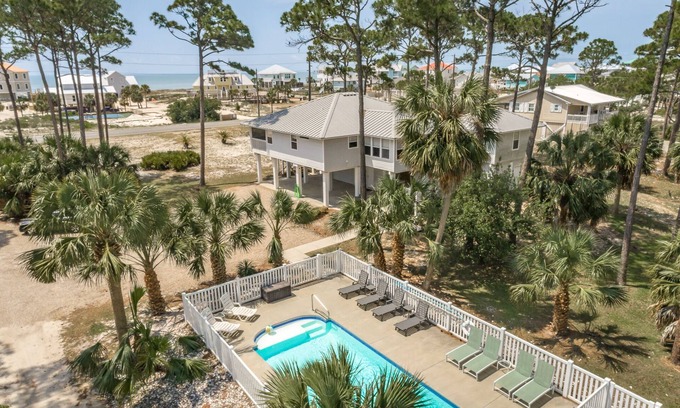 East End House | Lured Inn - 5 BR 4 Bath Home with Private Pool and Studio Sea Suite under home