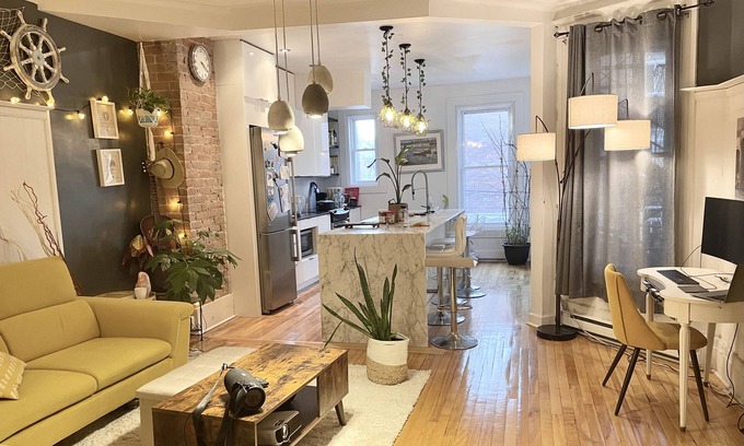 De Lorimier Apartment | Lush and Artistic Apartment In the Plateau