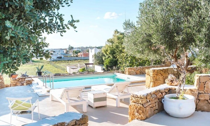 Torricella Peligna Villa | Lush Garden Villa Few Steps Away From Sea