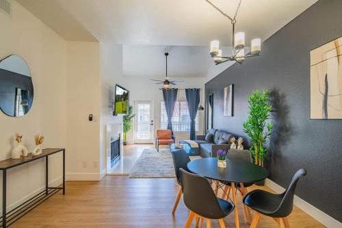 North Scottsdale Apartment | Lush Golf Pickleball Pool Hot Tub King Bed Parking