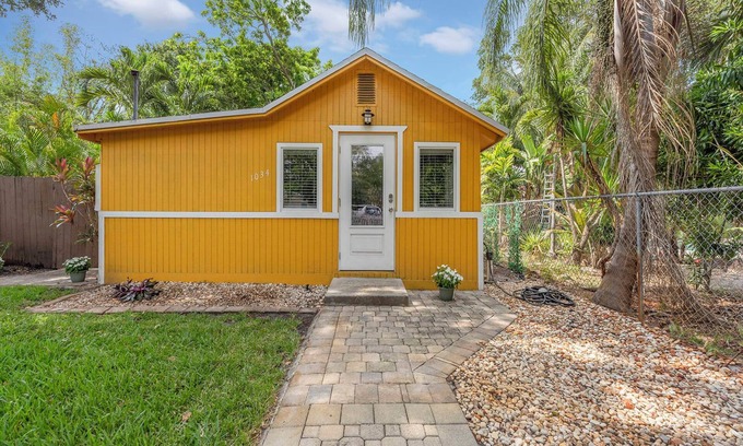 Central Oakland Park House | Lush Tropical Garden Home