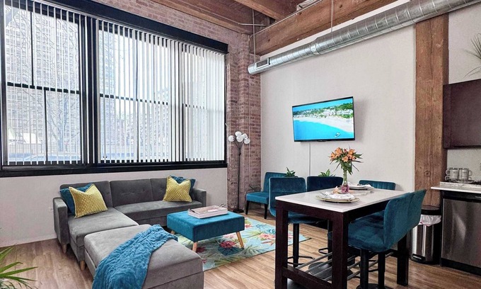 Near South Side Apartment | Luxéry Stay "Ocean Room" Downtown/McCormick/WinTrust Area