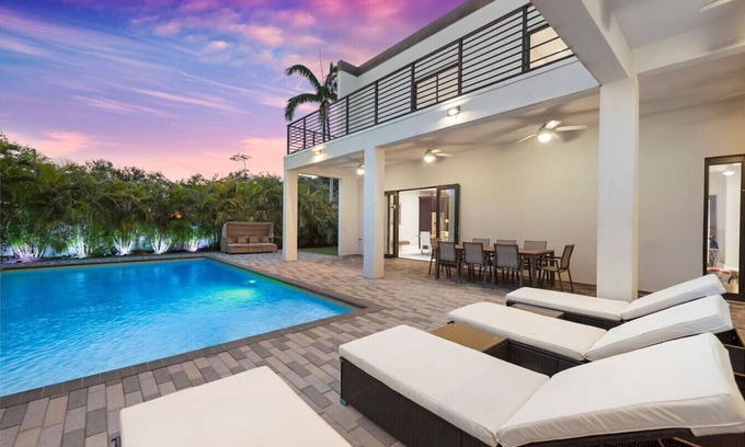 South Miami Villa | Lux 10 Bed&Bath Suite Villa w/Warm Pool & Game Rm