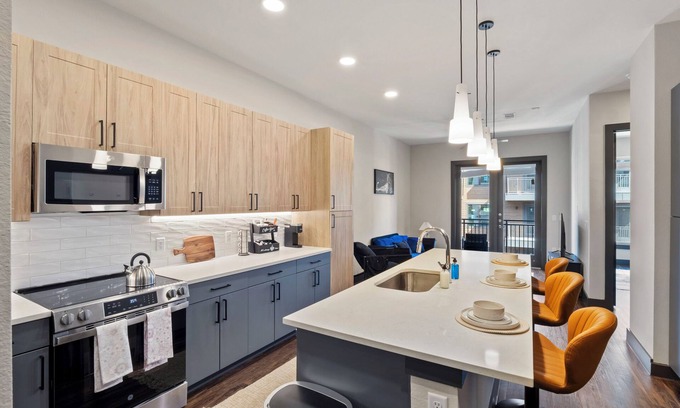 North Burnet Apartment | Lux 1BR Alongside Q2 & Domain With Pool, Gym and Free Parking
