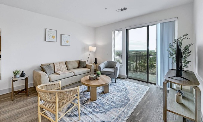 West Oak Hill Apartment | Lux 2Bed/2Bath Apt + King Bed + 1G WiFi