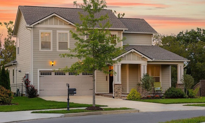 Thompson's Station House | Lux: 4BR/4BA game room, gym, near Nashville!