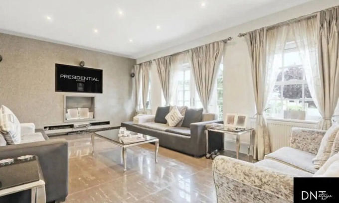 Redbridge House | Lux 7BR Chigwell House & Garden