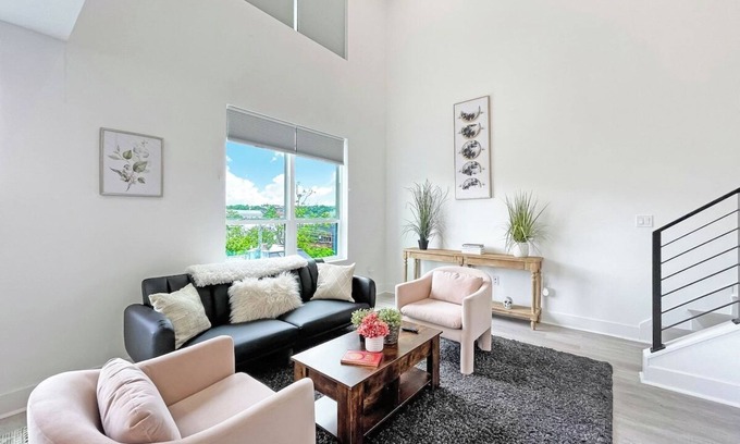 Brookland Bed & Breakfast | LUX Brookland Penthouse | RoofDeck | Skyline View