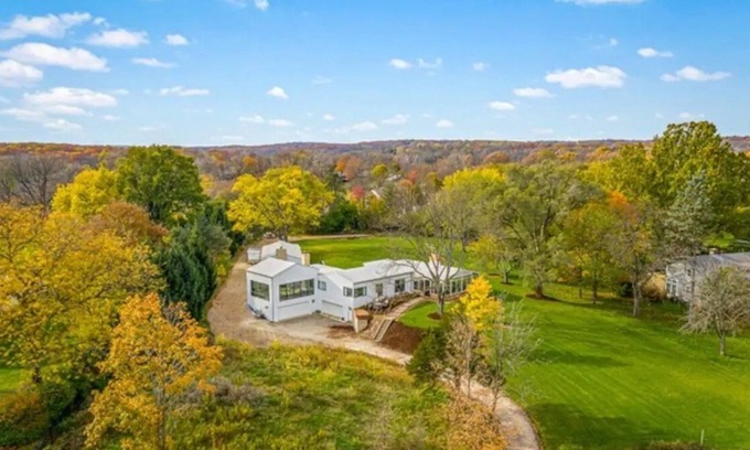 St. Charles Other | Lux Farmhouse and Venue on Fox River