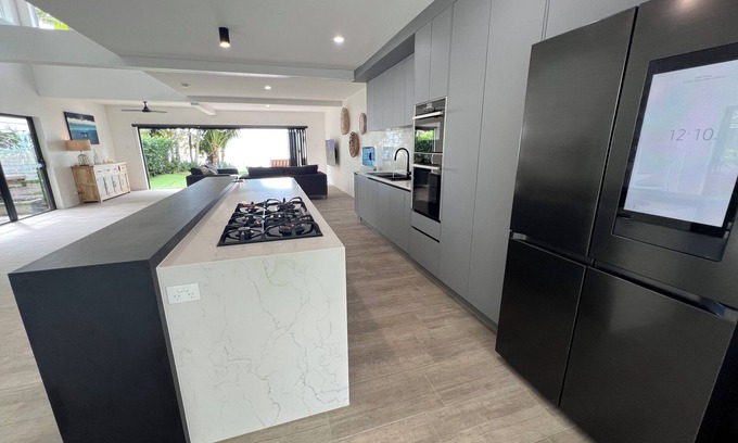 Holloways Beach Apartment | LUX HC Waters Edge Presents our exquisite beachfront house in Holloways Beach