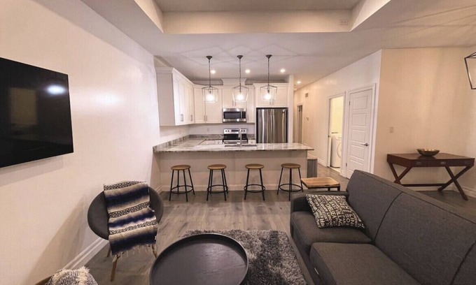 East Windsor House | LUX House 2 Bedrooms + 2 Bathroom