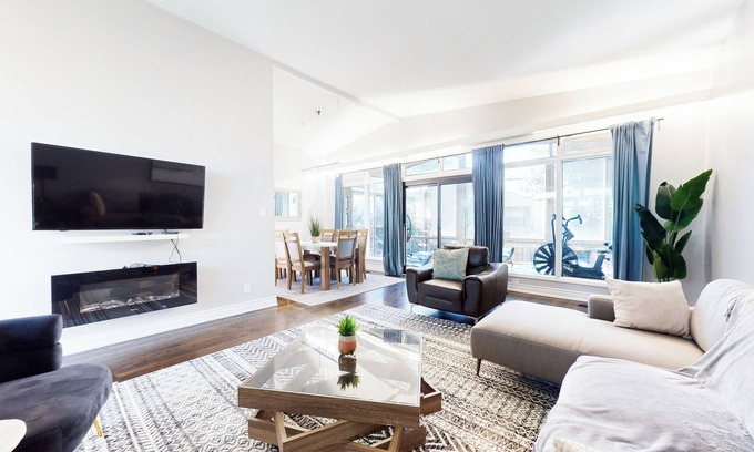 Bathurst Manor House | Lux House with 7 Bedrooms/3 Baths + Yoga/Sun Room