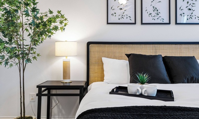 Forney House | Lux New Build, King Bed, Roku TVs, Patio