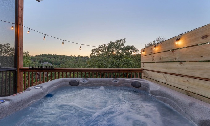 Reeds Spring Cabin | Lux Romance w/ Private Hot Tub & Outdoor Fireplace