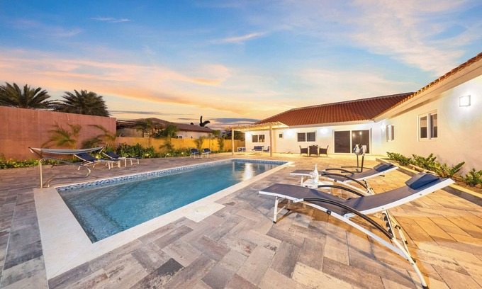 Boroncana House | Lux Saliña Cerca | Pool Near Ritz by Lucha
