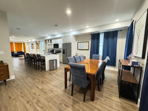 Washington House | LUX Spacious Townhouse 4BR in DC